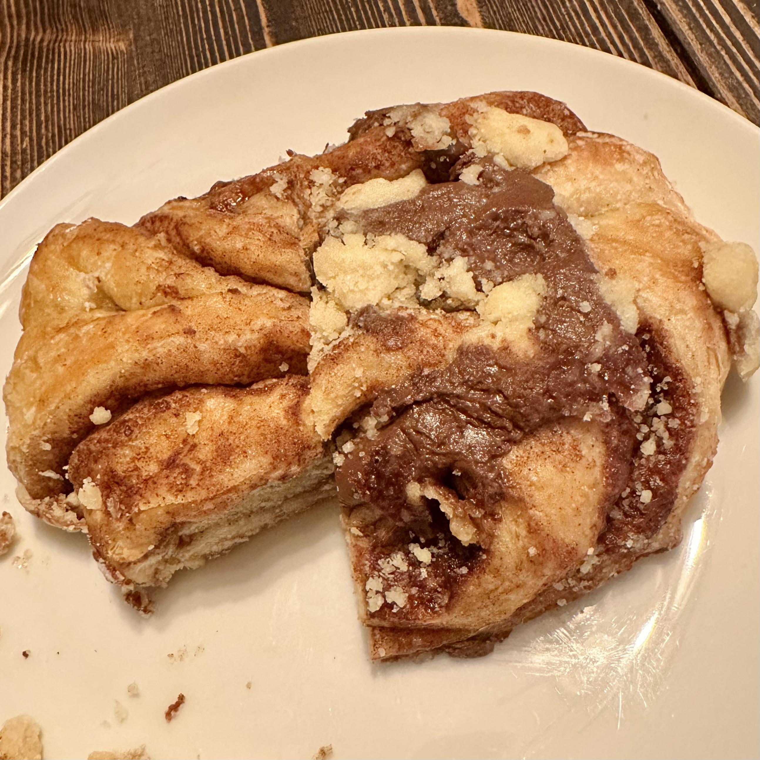 Ein Foto von 2 halben Franzbrötchen, eines normal, eines mit Schoko